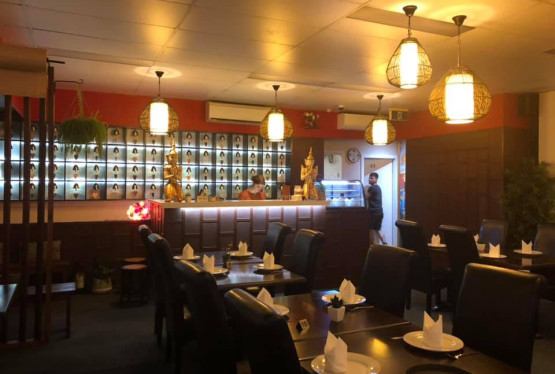 sawatdee thai restaurant night